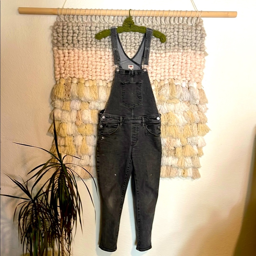 Levi’s Cropped Stretch Black Denim Overalls size medium